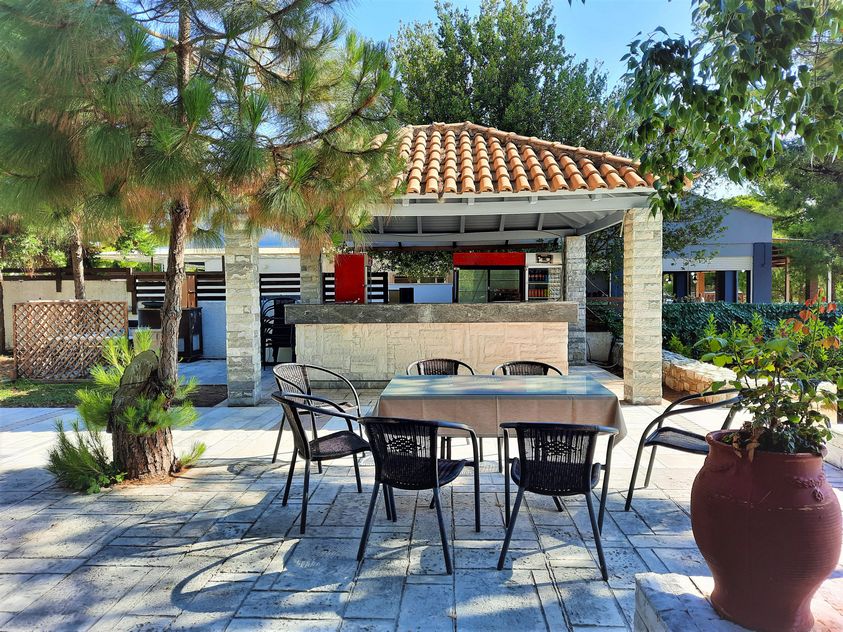 Υπαίθριο BBQ & χώρος εστίασης