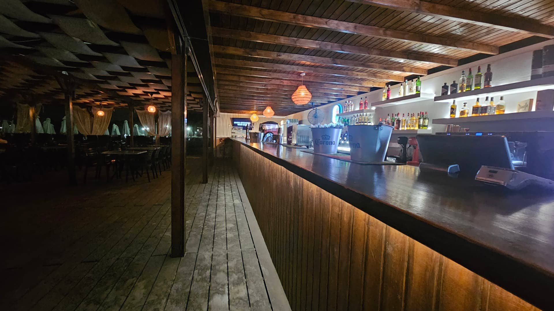 Ξύλινο deck beach bar