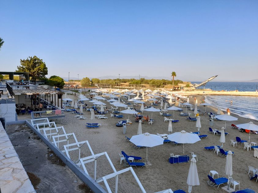 Beach bar & ξαπλώστρες