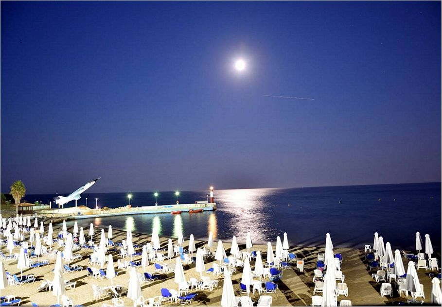 Παραλία υπό το φως της σελήνης